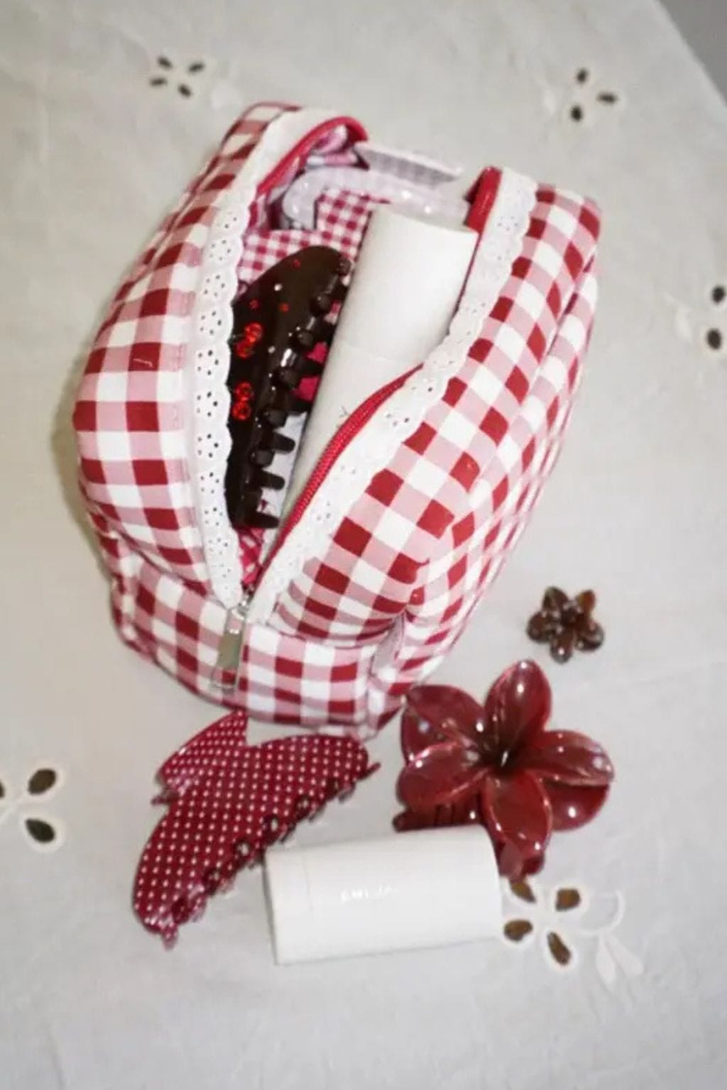 Large claw hair clip with cherry red and white polka dot fabric, displayed with matching coordinating fabric swatches.